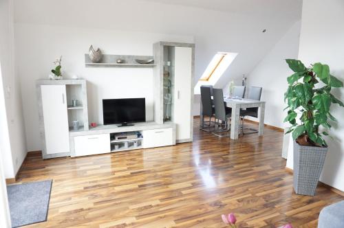 una sala de estar con un televisor y una mesa en 4 a Kleikamp, en Königslutter am Elm