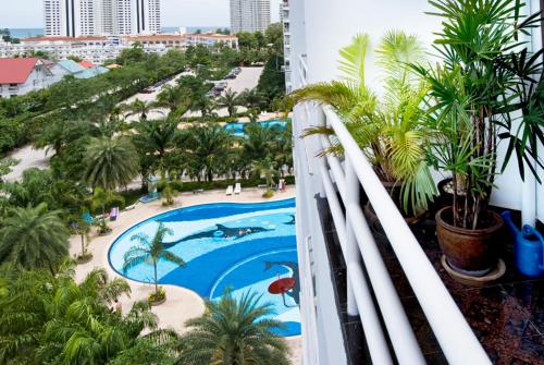 Vista sulla piscina di Jomtien View Talay 1 Studio Apartment o su una piscina nei dintorni