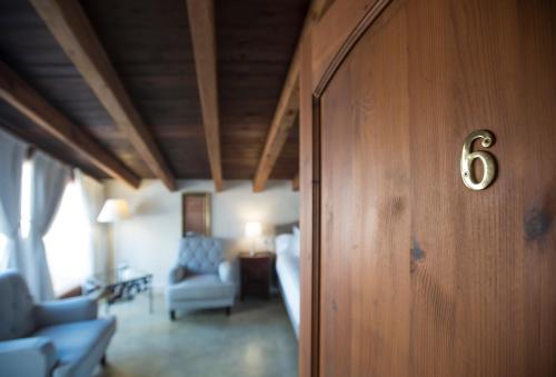 a living room with a number six on a wooden door at Sa Bisbal - Turismo de interior in Selva