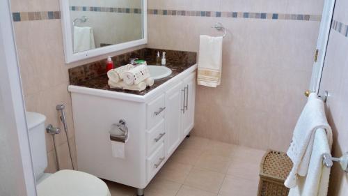 Koupelna v ubytování Fayruz Villa is a 3 bedroom, 3 bathroom detached house with AC and swimming pool 5 minutes walk from Flic en Flac public beach