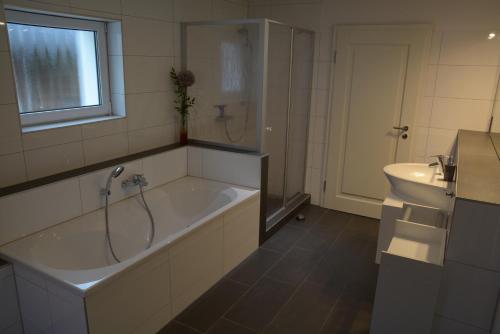 a large bathroom with a tub and a sink at Ferienhaus BAUMBLÜTE in Werder
