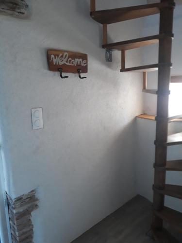 - un escalier dans une pièce avec un panneau sur le mur dans l'établissement Pigeonnier Brens, à Brens