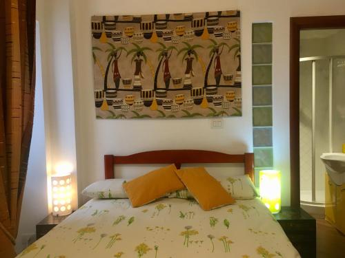 ローマにあるDoria Suitesのベッドルーム1室(オレンジ色の枕2つ、ベッド1台付)