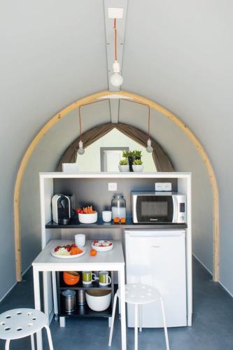 Dapur atau dapur kecil di Camping le Rouge Gorge **** 10' Puy du Fou