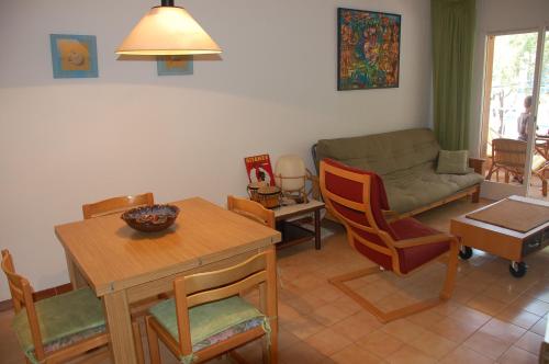 sala de estar con mesa y sofá en Apartamento con ubicación inmejorable, en Platja d'Aro