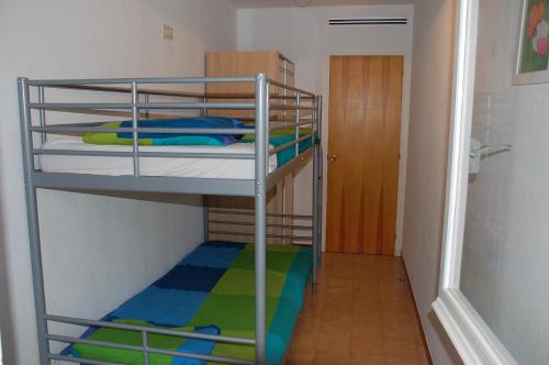 Habitación con litera, 2 literas y pasillo en Apartamento con ubicación inmejorable, en Platja d'Aro