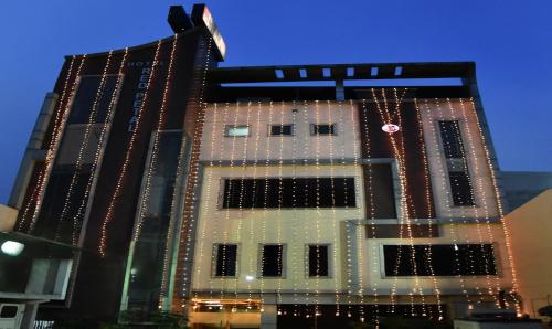 un edificio alto con luces de Navidad en él en Treebo Trend Red Petal Jalandhar en Jalandhar