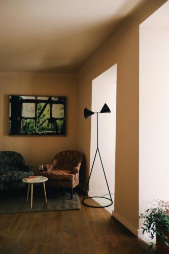 a living room with a floor lamp and a couch at Inferniño Apartments in Santiago de Compostela