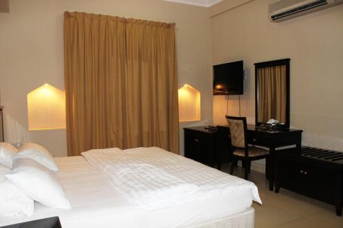 Кровать или кровати в номере Gulf Crown Hotel Apartment