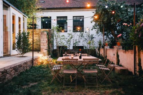 a table and chairs in the backyard of a house at Inferniño Apartments in Santiago de Compostela