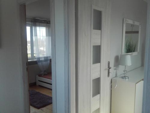 um quarto com uma porta e um quarto com uma janela em Mazurskie Wzgórze 2 em Rydzewo