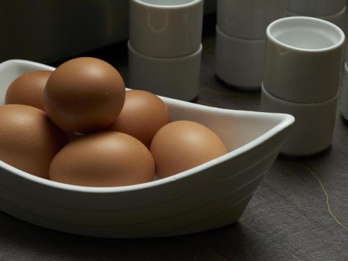 a bowl of eggs on a table withousandousandousandousandousandousandousandousand at Résidence de Diane - Toulouse in Toulouse