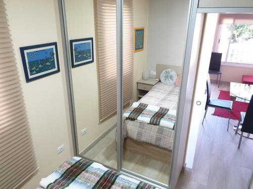 เตียงในห้องที่ Cosy Well Located Apartment with swimming pool Tenerife