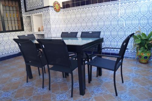 a black dining table and chairs in a room at ESPAGNE - ALICANTE - GUARDAMAR DEL SEGURA in Guardamar del Segura