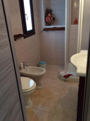 a bathroom with a toilet and a sink at Il Girasole B&B in Cretone