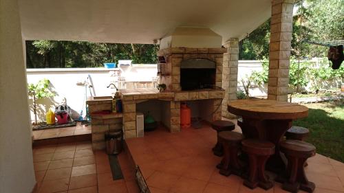 Do dyspozycji Gości jest kuchnia na świeżym powietrzu z kamiennym piekarnikiem i stołem. w obiekcie Apartments Villa Andreja w mieście Starigrad-Paklenica