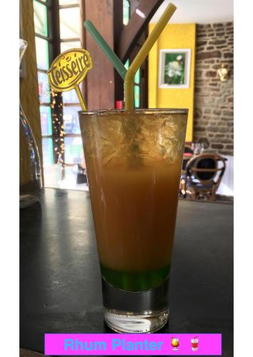 une boisson assise au-dessus d'une table dans l'établissement Le Grillon, à Pontorson