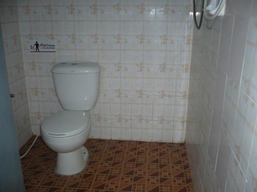 a bathroom with a toilet in a tiled room at Pai Klang Vieng in Pai