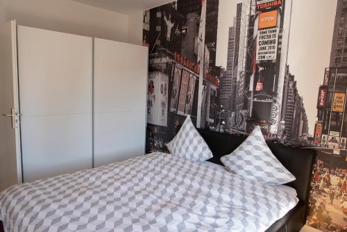 a bedroom with a bed with two pillows at Locarno, Casa Pioda - nahe Zentrum, mit Balkon und Parkplatz in Locarno