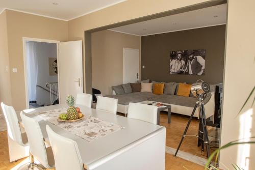 a living room with a table and a couch at Locarno, Casa Pioda - nahe Zentrum, mit Balkon und Parkplatz in Locarno