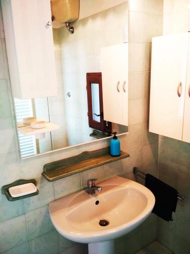 a bathroom with a sink and a mirror at Agriturismo Martignana Alta in Empoli
