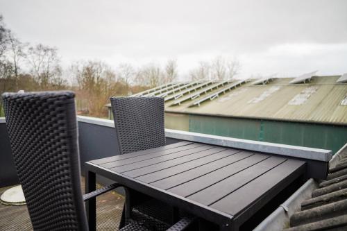 einen Holztisch und zwei Stühle auf einem Baseballfeld in der Unterkunft Lindenhof Habernis in Steinberg