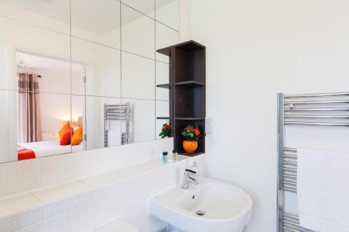 Et badeværelse på Contemporary Trumpington Apartment with Self Check-in ,FREE On-site Parking, Terrace, SUPER Fast WIFI & 5 mins drive to Papworth & Addenbrookes hospitals