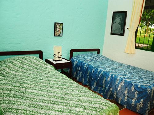 two beds sitting next to each other in a bedroom at Finca El Jecho in Villavicencio