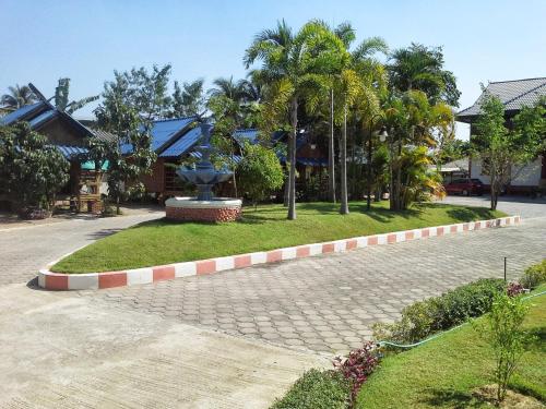 a park with a statue in the middle of a street at Suandarbporn Resort Mae Sot in Mae Sot