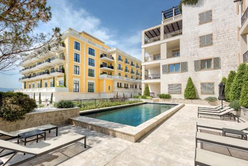 ein Apartment mit einem Pool vor einem Gebäude in der Unterkunft Porto Montenegro Tara 302 in Tivat