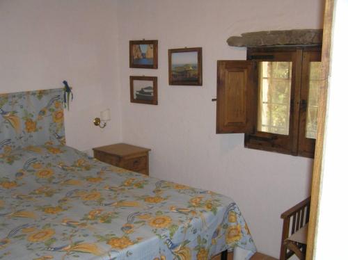 un dormitorio con una cama y una ventana en Bamboo House, en Teulada