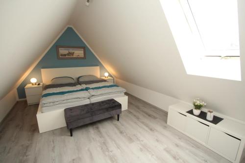 ein Schlafzimmer mit einem Bett im Dachgeschoss in der Unterkunft Familienfreundliches Ferienhaus in Kröpelin in Kröpelin