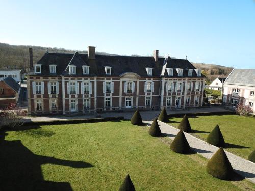 un grand bâtiment avec une cour herbeuse devant lui dans l'établissement Le Chateau de Chantereine, à Criel-sur-Mer