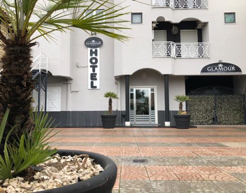 una palmera frente a un edificio en Hotel Glamour, en Qualiano