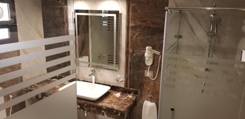 Phòng tắm tại Royal Maadi Hotel