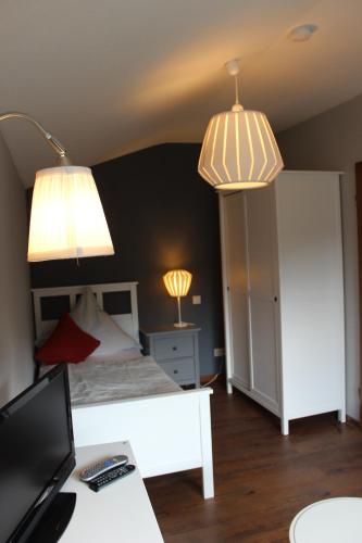 a bedroom with a bed and two lamps and a desk at Auszeit am Eifelsteig in Daun