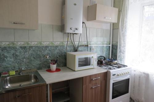 Кухня или мини-кухня в Apartment on Lenina 