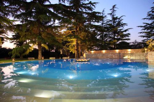 Bazén v ubytování Villa delle Querce Resort nebo v jeho okolí