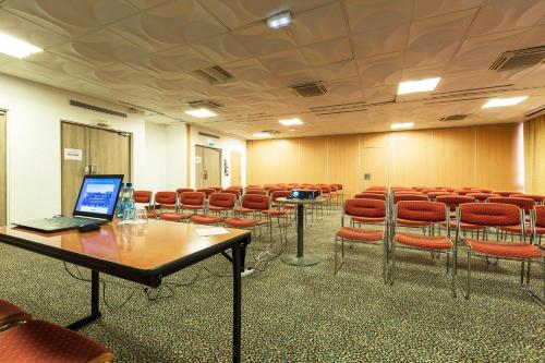 
Espace de conférence ou salle de réunion dans l'établissement Mercure Vichy Thermalia
