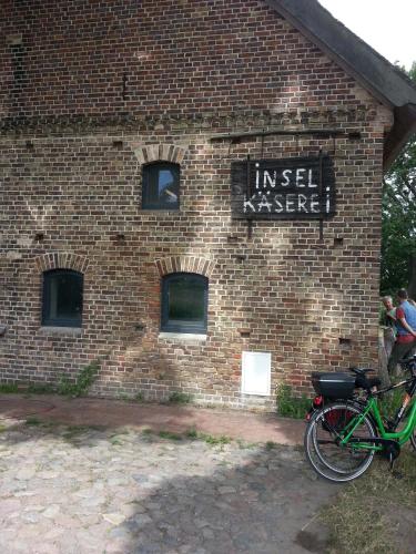a bike parked in front of a brick building at Strandburg, das smarte Penthouse in ÜckeRitz mit PKW Stellplatz! in Ueckeritz