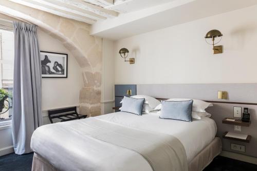 Postel nebo postele na pokoji v ubytování Hotel Verneuil Saint Germain