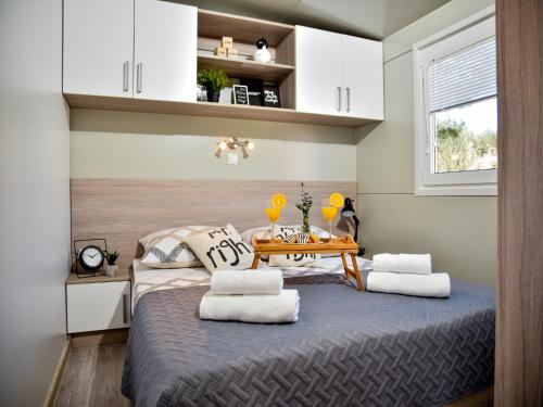 Postel nebo postele na pokoji v ubytování Luxury mobile home Maro Biograd