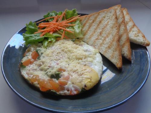 een blauw bord met eten, een sandwich en wat chips bij The Cemok's Cottage in Nusa Penida