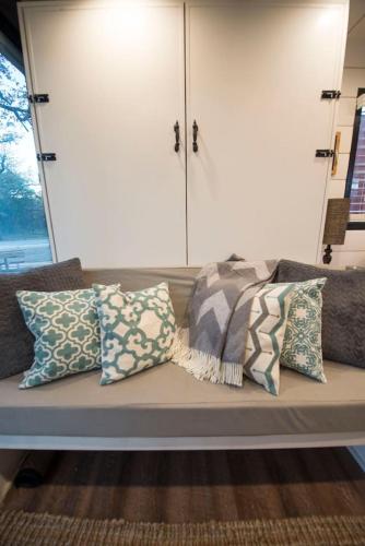 Zona de estar de Stillwater House Elegant tiny container home Near Magnolia