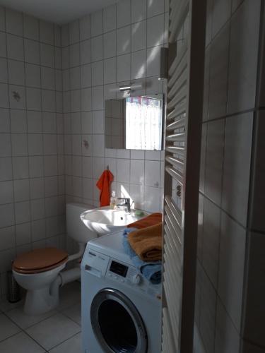 a bathroom with a washing machine and a sink at 5 Gartenstraße in Angermünde