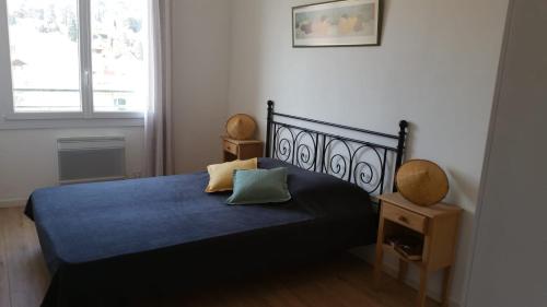 une chambre avec un lit bleu et une fenêtre dans l'établissement Le mimosa, à Cassis