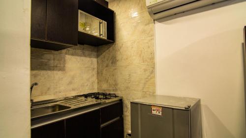 Η κουζίνα ή μικρή κουζίνα στο Hollywood Beach Suite