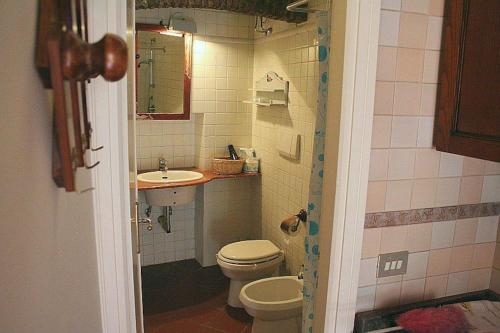 uma casa de banho com um WC e um lavatório em Portico d'Ottavia, the ancient Rome em Roma