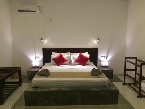 Łóżko lub łóżka w pokoju w obiekcie Goddess Garden Sigiriya