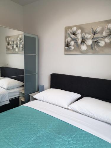 a bedroom with a bed with a green and white at Apartment Mary in Trogir